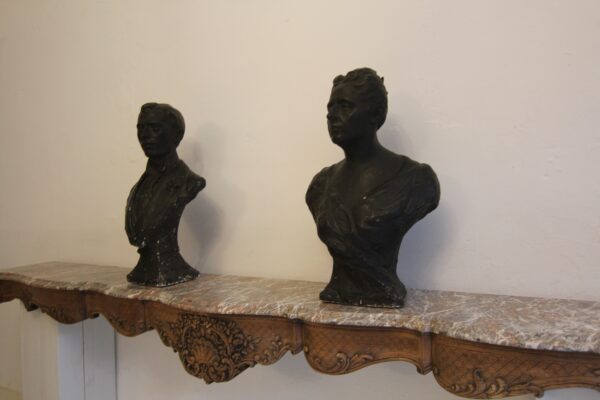 Early 20th Century Madame and Monsieur Plaster Busts – Bild 3