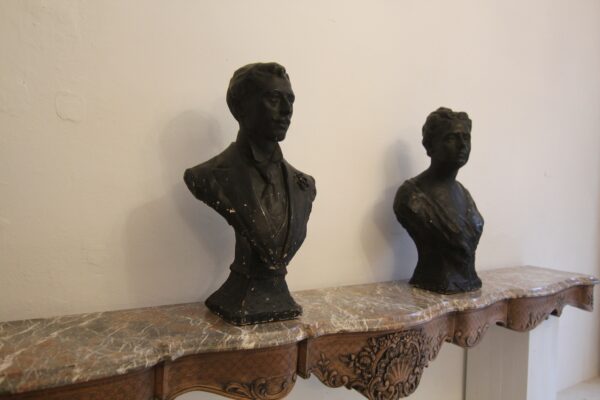 Early 20th Century Madame and Monsieur Plaster Busts – Bild 2