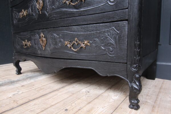 Late 18th Century Carved Oak Chest of Drawers – Bild 19