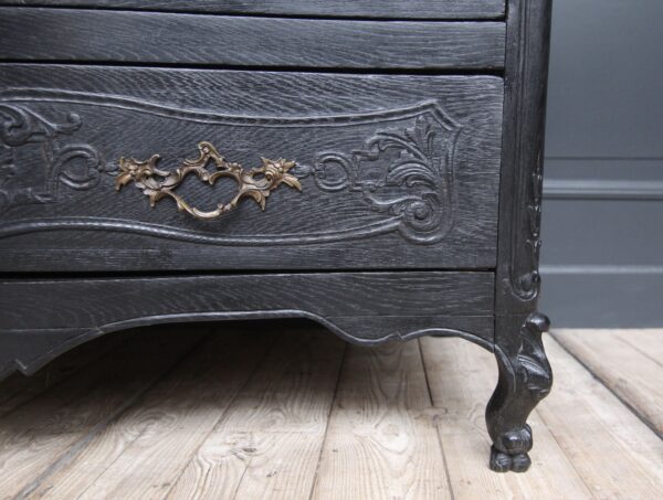 Late 18th Century Carved Oak Chest of Drawers – Bild 17