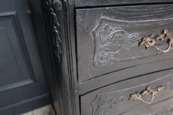 Late 18th Century Carved Oak Chest of Drawers – Bild 25