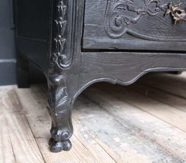 Late 18th Century Carved Oak Chest of Drawers – Bild 29