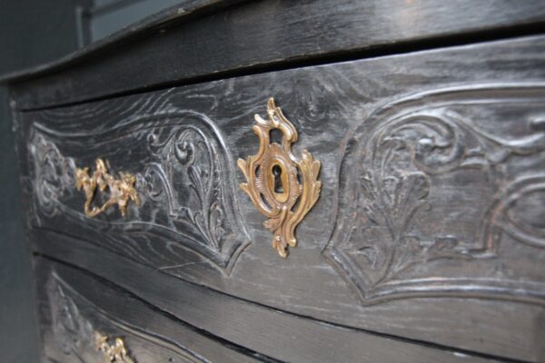 Late 18th Century Carved Oak Chest of Drawers – Bild 27