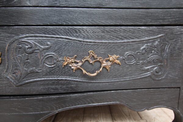 Late 18th Century Carved Oak Chest of Drawers – Bild 36