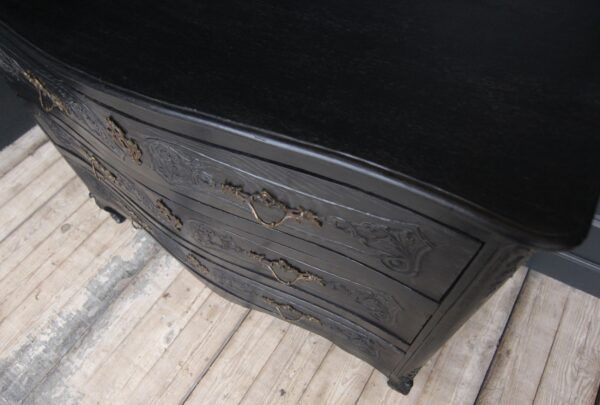 Late 18th Century Carved Oak Chest of Drawers – Bild 35