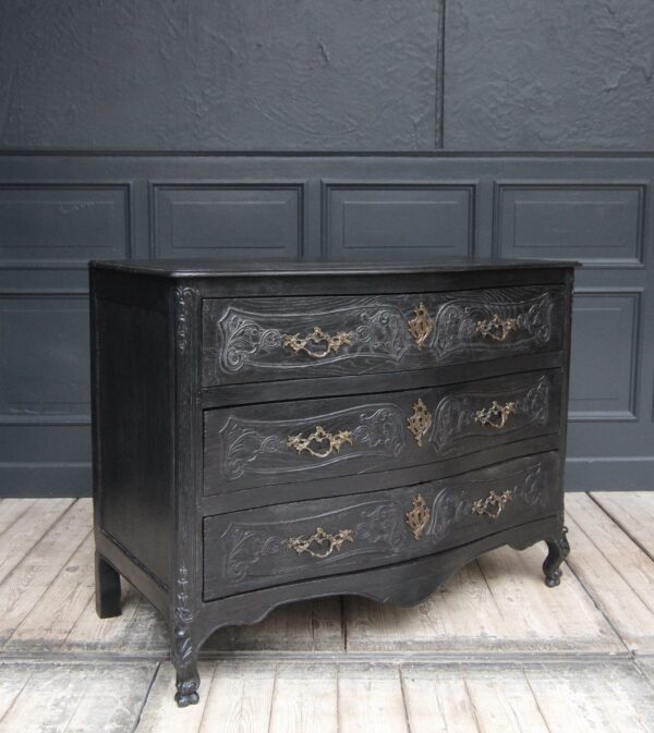 Late 18th Century Carved Oak Chest of Drawers – Bild 38