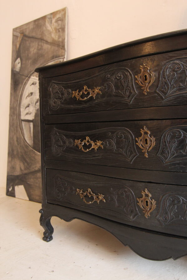 Late 18th Century Carved Oak Chest of Drawers – Bild 5