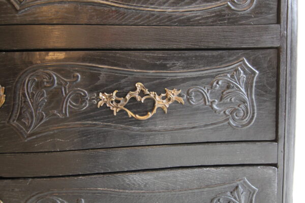 Late 18th Century Carved Oak Chest of Drawers – Bild 8