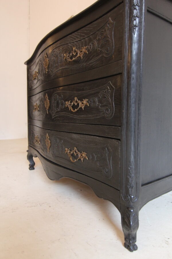 Late 18th Century Carved Oak Chest of Drawers – Bild 11